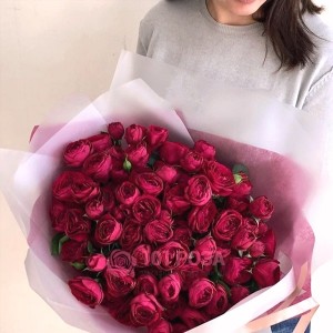 Букет красных кустовых пионовидных Роз 