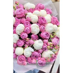 Букет розовые пионовидные Розы и Пионы белые 