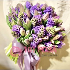 Букет из фиолетовых Гиацинтов и Тюльпанов