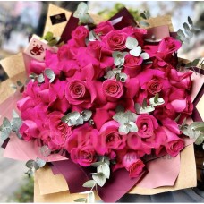 Букет из вывернутых розовых Роз с Эвкалиптом