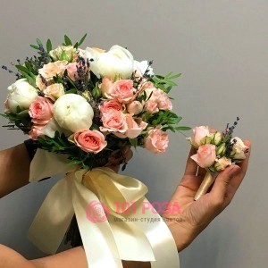 Букет невесты из Пионов и кустовых Роз