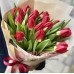 25 Тюльпанов красных в крафт бумаге