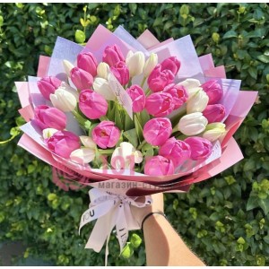 Букет из 25 Тюльпанов бело розовых пионовидных
