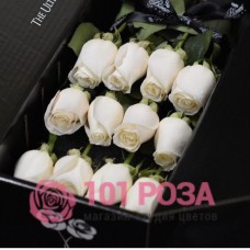 Белые Розы в коробке "Веселый ветерок"