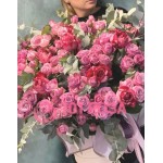  Кустовые розовые розы в коробке  "Летучий голландец"