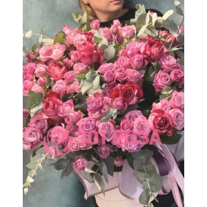Кустовые розовые розы в коробке 