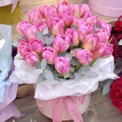 Тюльпаны пионовидные розовые в коробке с эвкалиптом