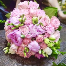 Свадебный букет и бутоньерка жениха из розовых Пионов Роз и Фрезий №150