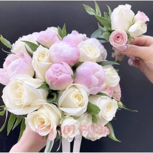 Букет невесты из розовых Пионов и белых Роз 