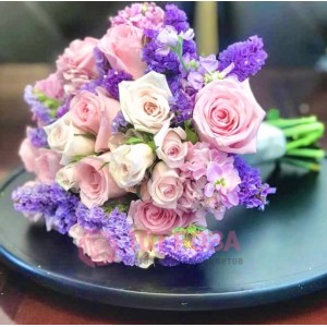 Букет невесты с розовыми и фиолетовыми цветами 
